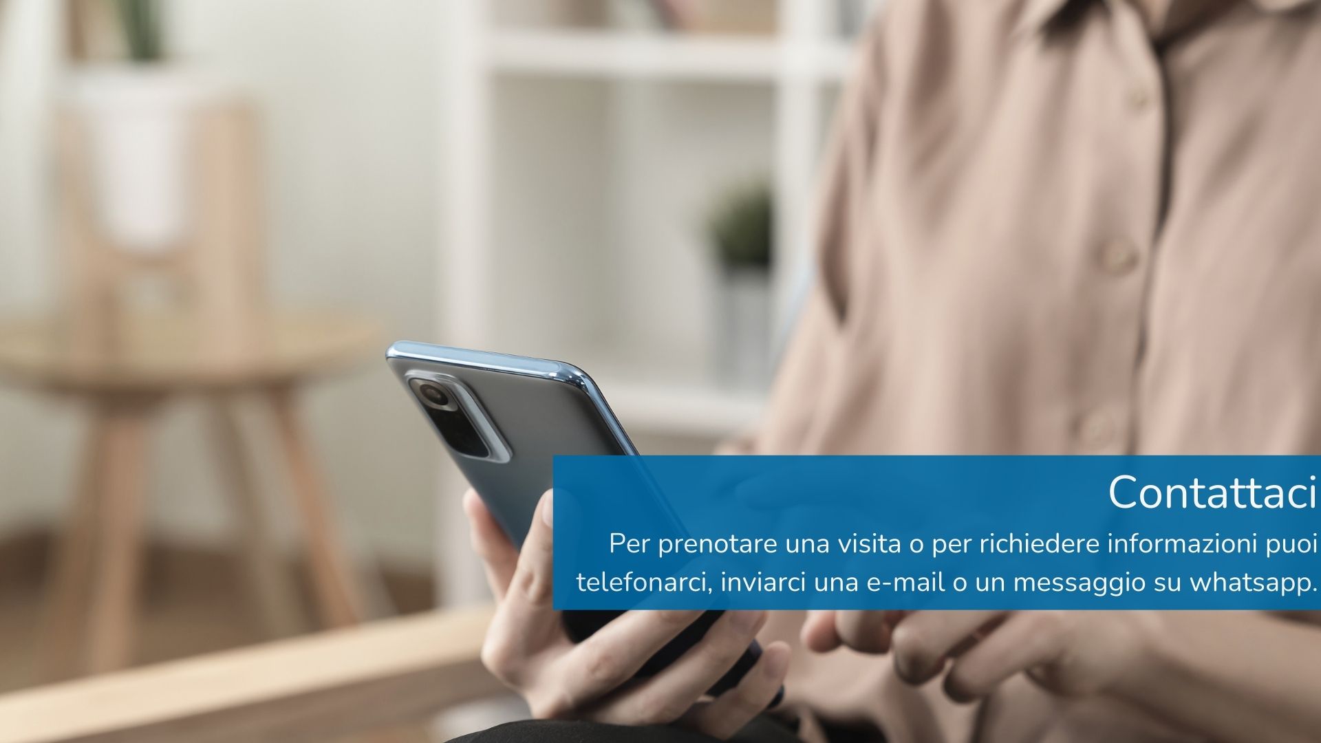 Una persona usa lo smartphone