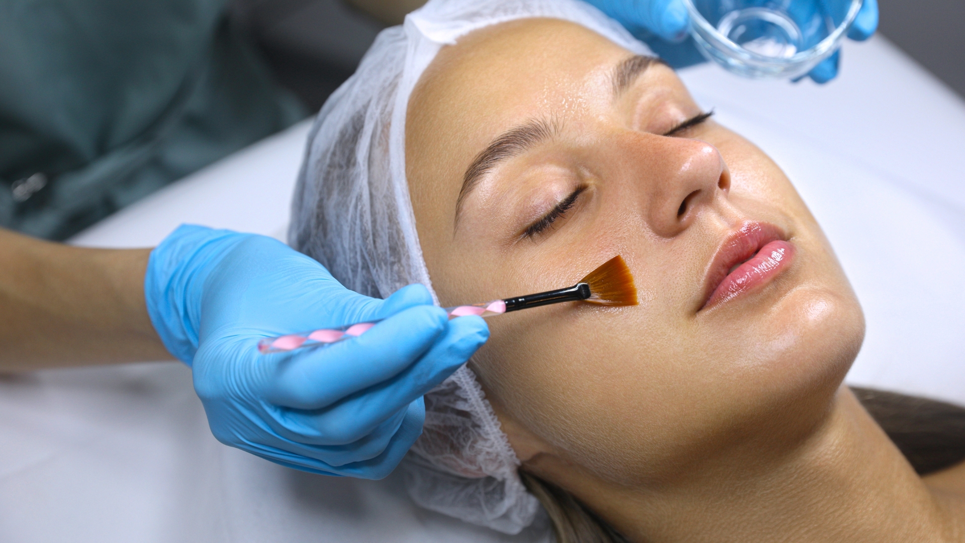 L'immagine rappresenta una donna che si sottopone a un trattamento viso di medicina estetica.