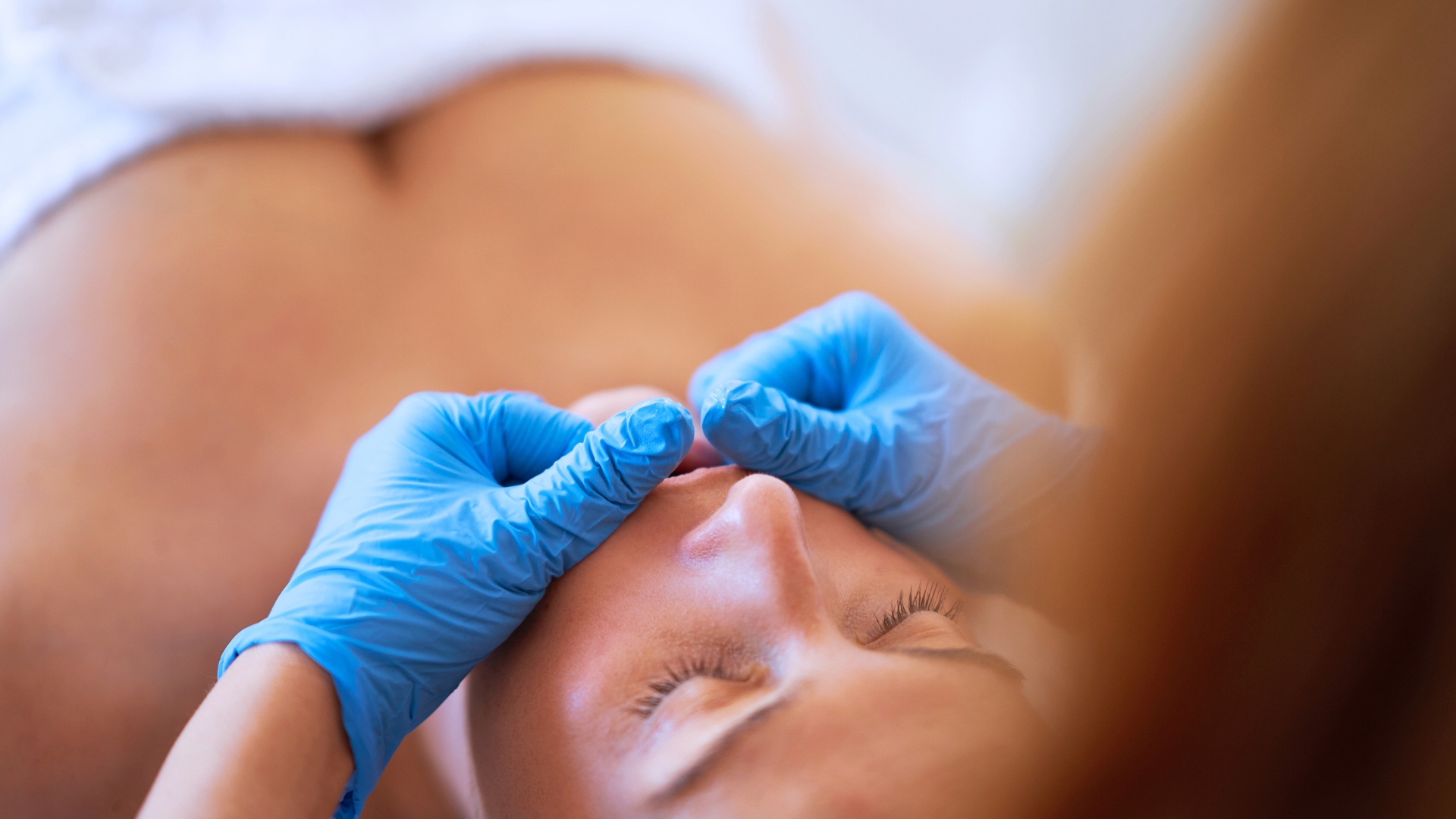 L'immagine rappresenta una donna che si sottopone a un trattamento viso di medicina estetica con peeling.