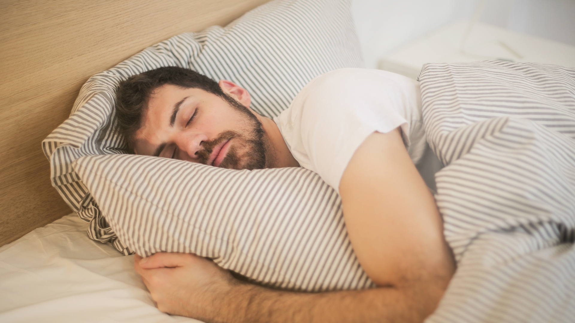 Un uomo dorme placidamente.