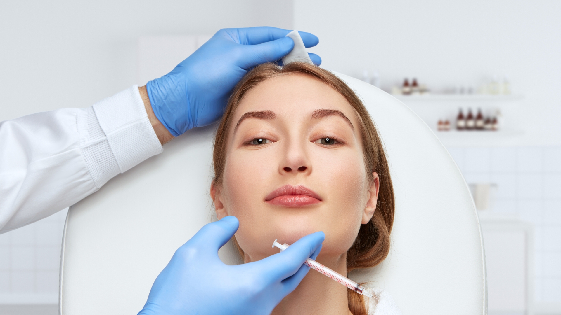 L'immagine rappresenta una donna bella dal medico.