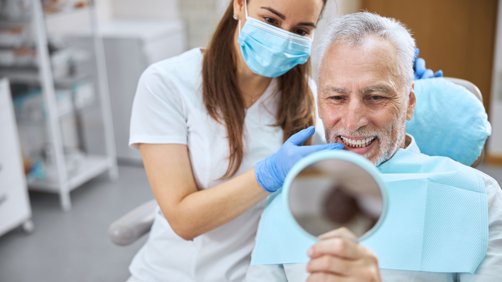 L'immagine rappresenta un bambino mentre va dal dentista.
