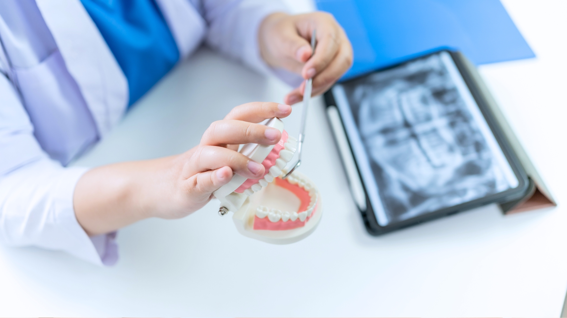 L'immagine rappresenta un bambino mentre va dal dentista.