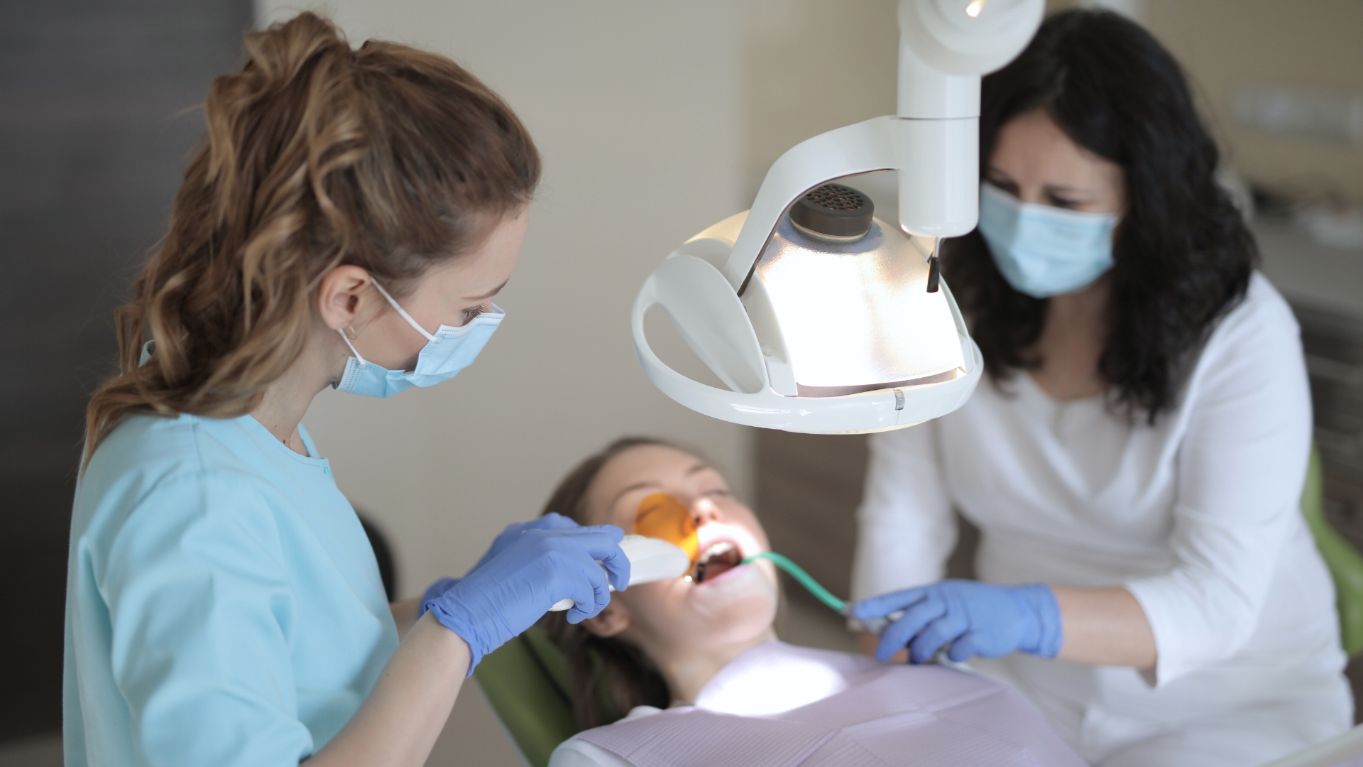 L'immagine rappresenta un bambino mentre va dal dentista.