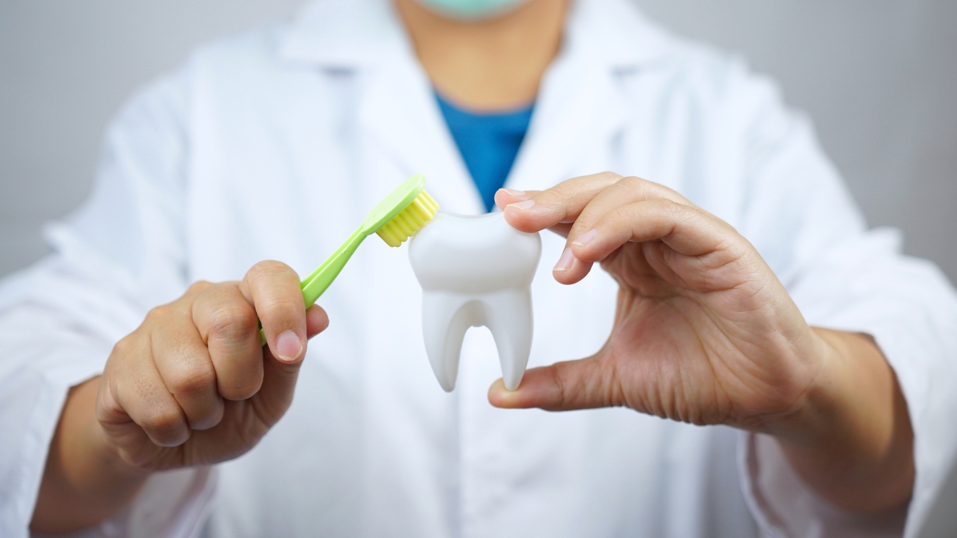 L'immagine rappresenta un bambino mentre va dal dentista.