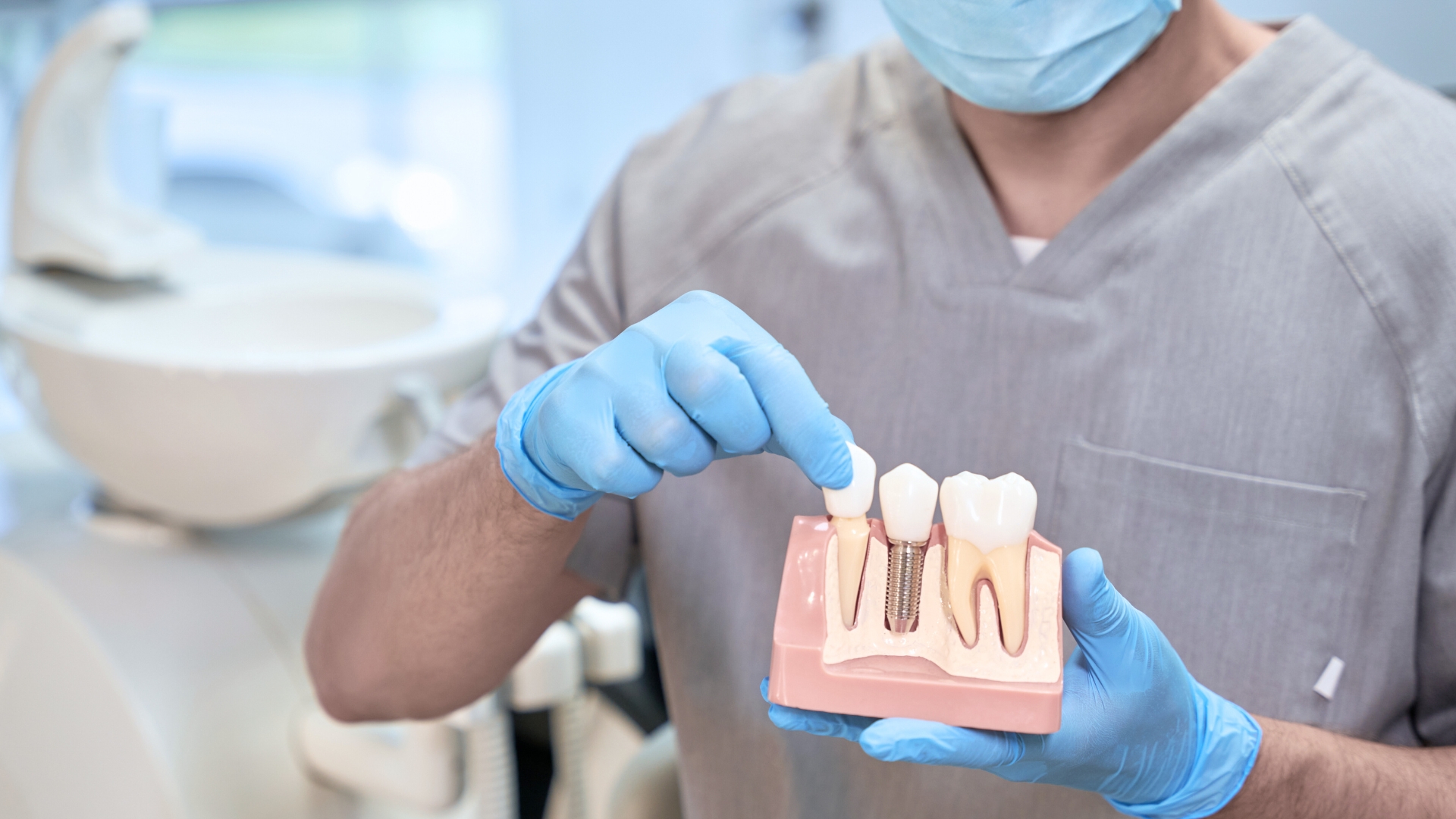 L'immagine rappresenta un bambino mentre va dal dentista.
