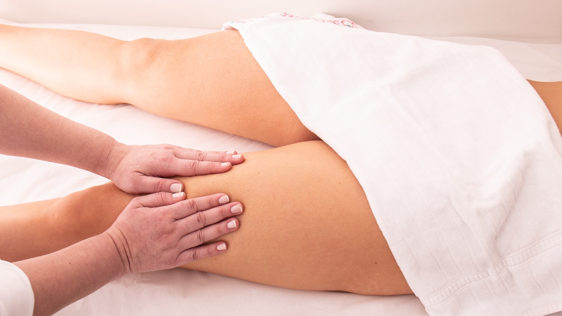 L'immagine rappresenta un massaggio sulle gambe di una paziente.
