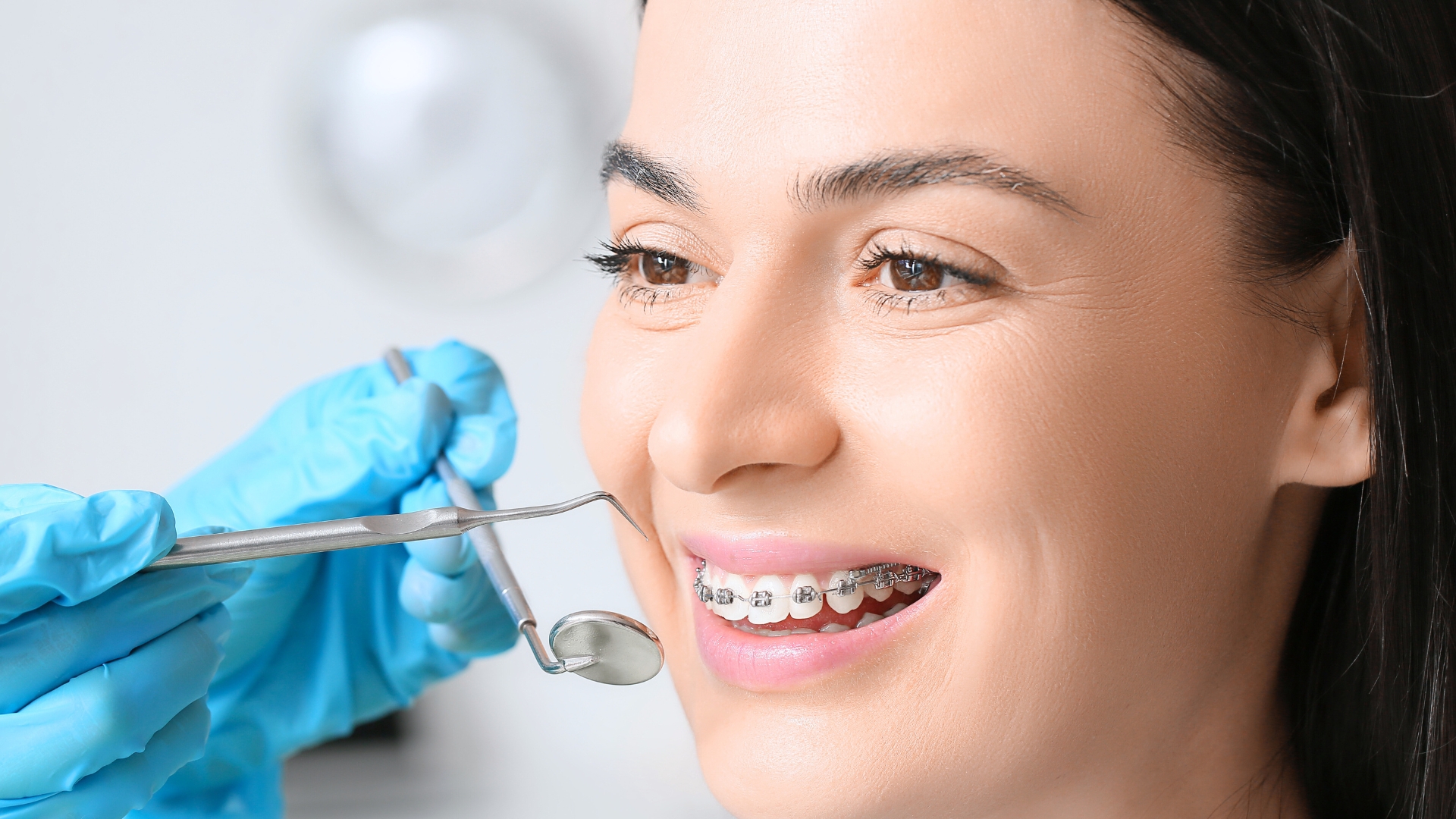 L'immagine rappresenta un bambino mentre va dal dentista.