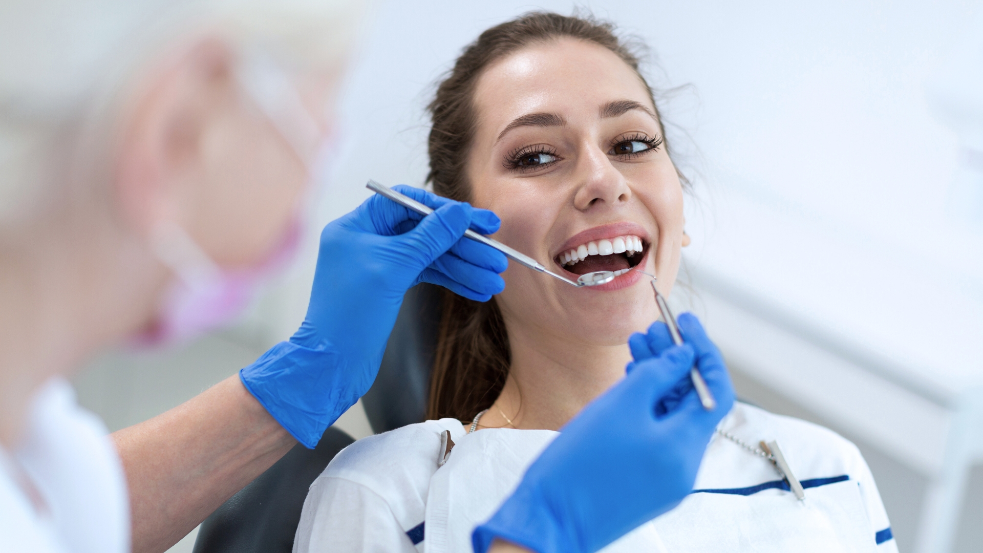 L'immagine rappresenta un bambino mentre va dal dentista.