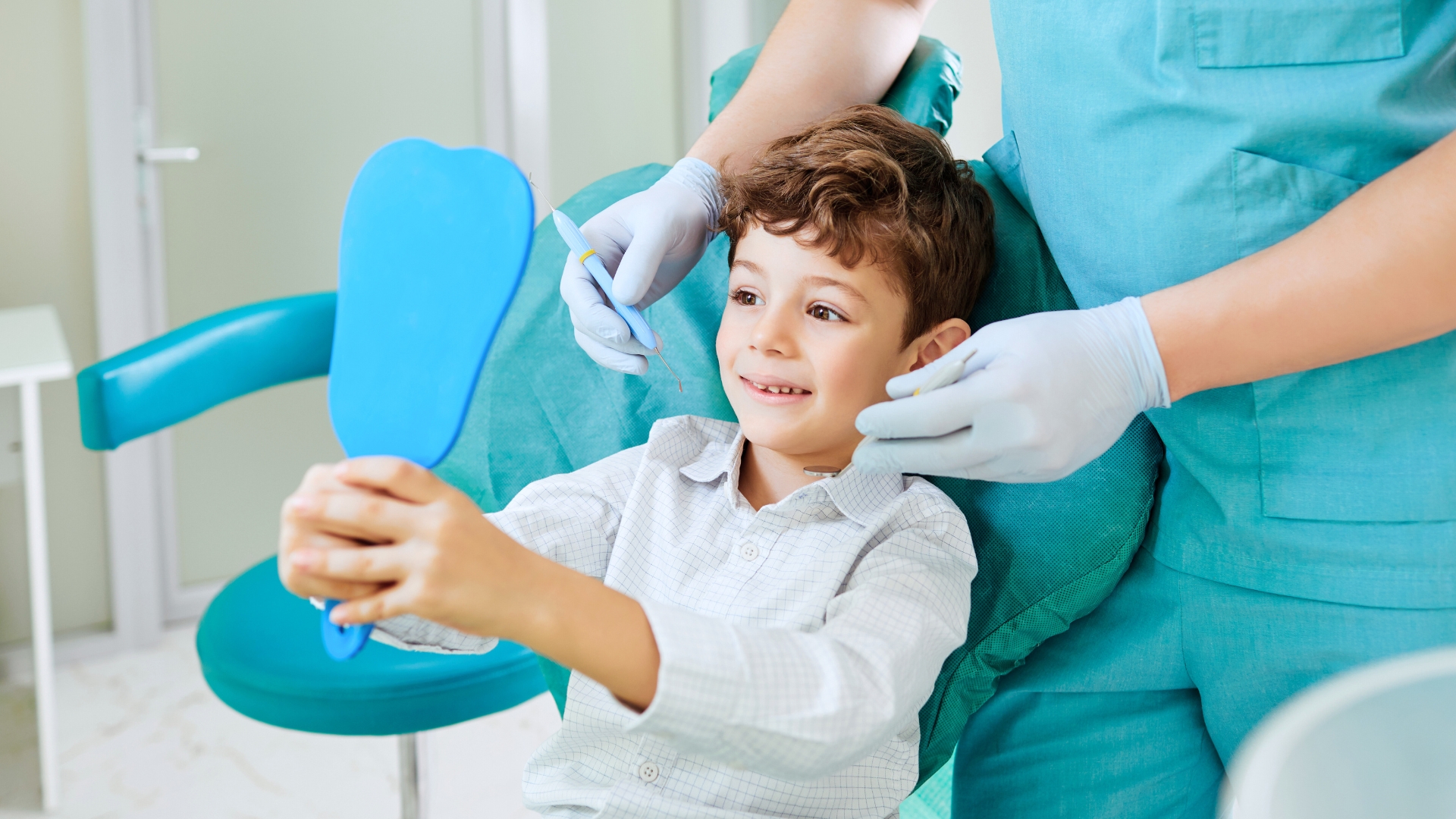 L'immagine rappresenta un bambino mentre va dal dentista.