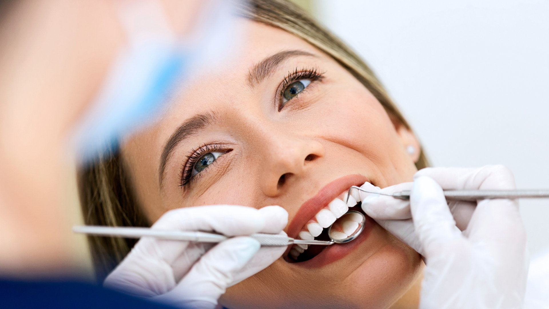 L'immagine rappresenta un bambino mentre va dal dentista.