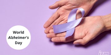 Immagine di una mano con un fiocco viola.