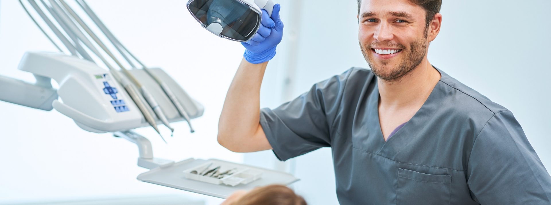 Un dentista nello studio.