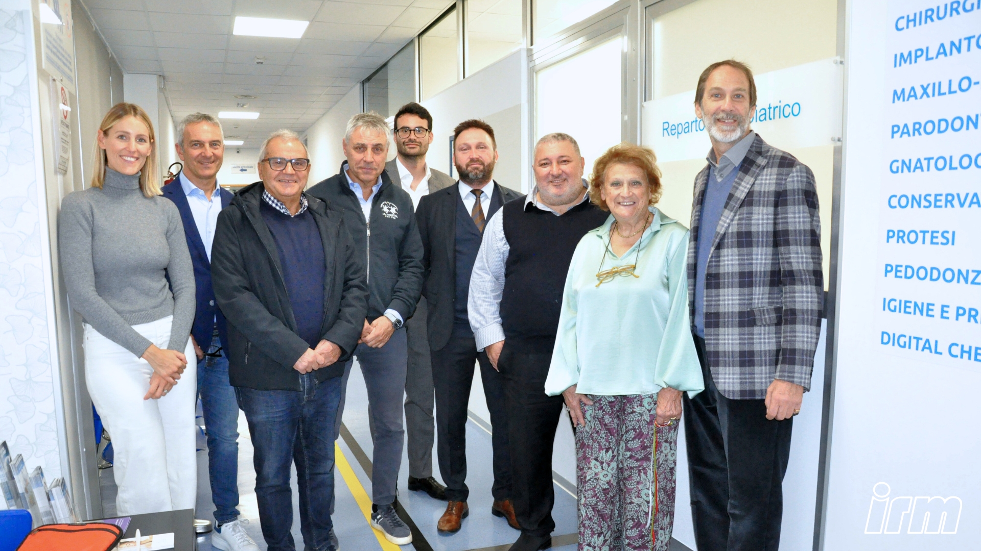 La foto rappresenta un gruppo di persone del poliambulatorio IRM e comune di Pianezza.