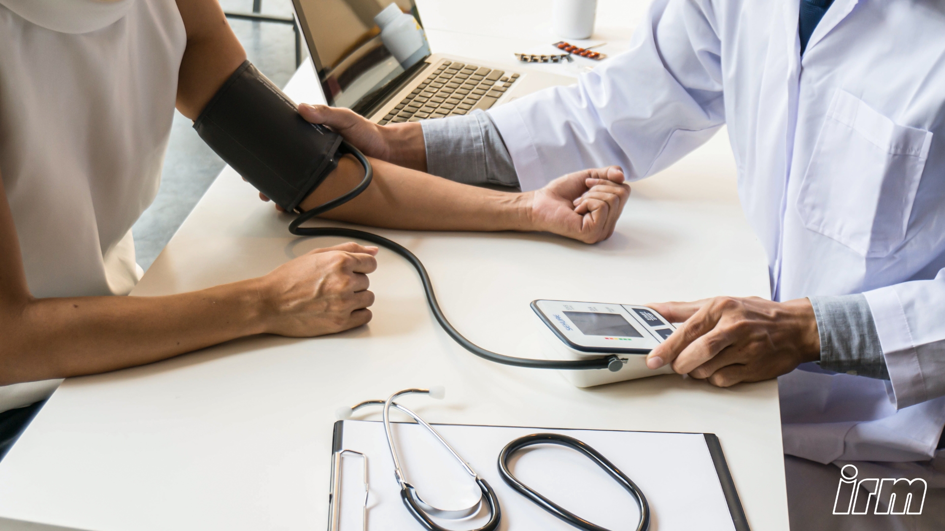 Immagine rappresenta una visita sportiva con dottore.