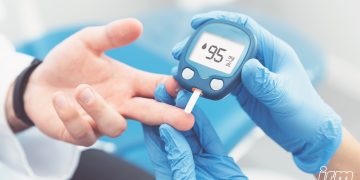 L'immagine rappresenta un paziente diabetico che si controlla tramite puntura al dito.