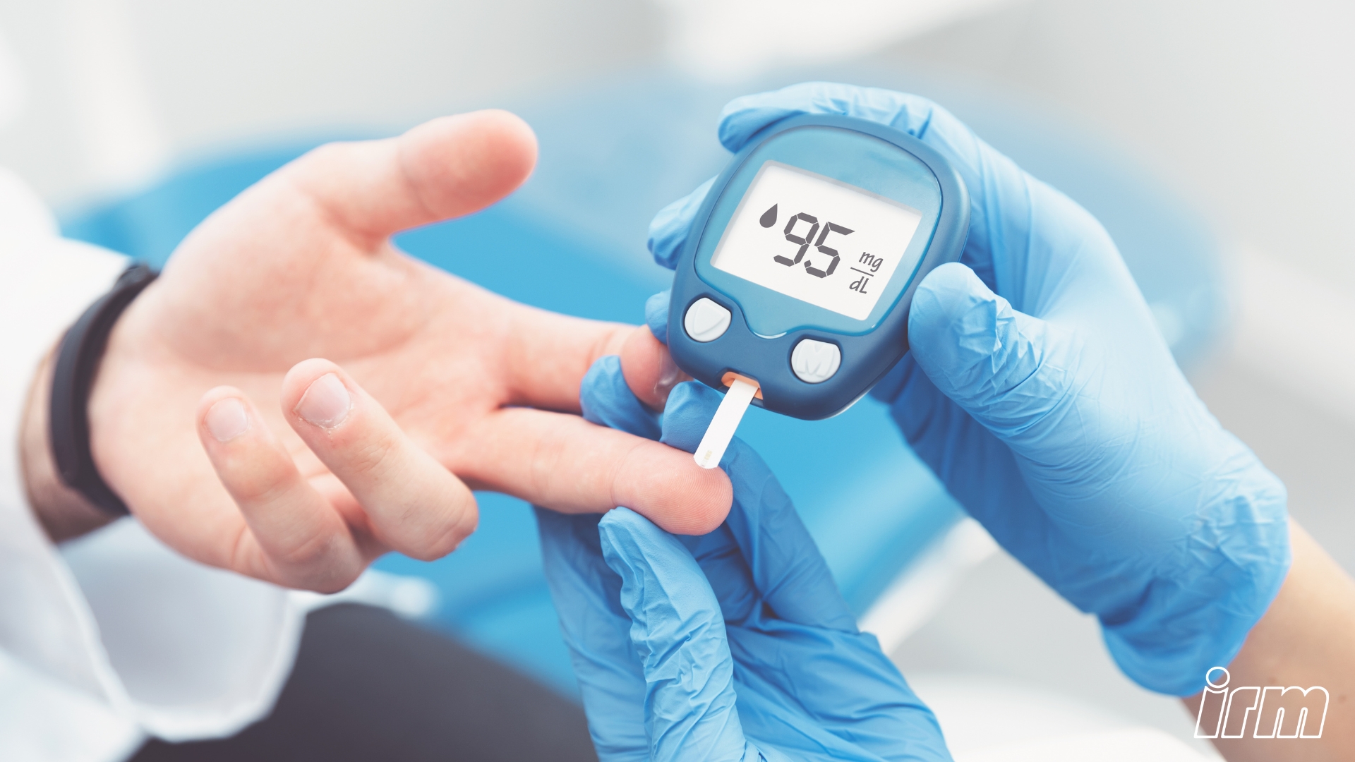 L'immagine rappresenta un paziente diabetico che si controlla tramite puntura al dito.