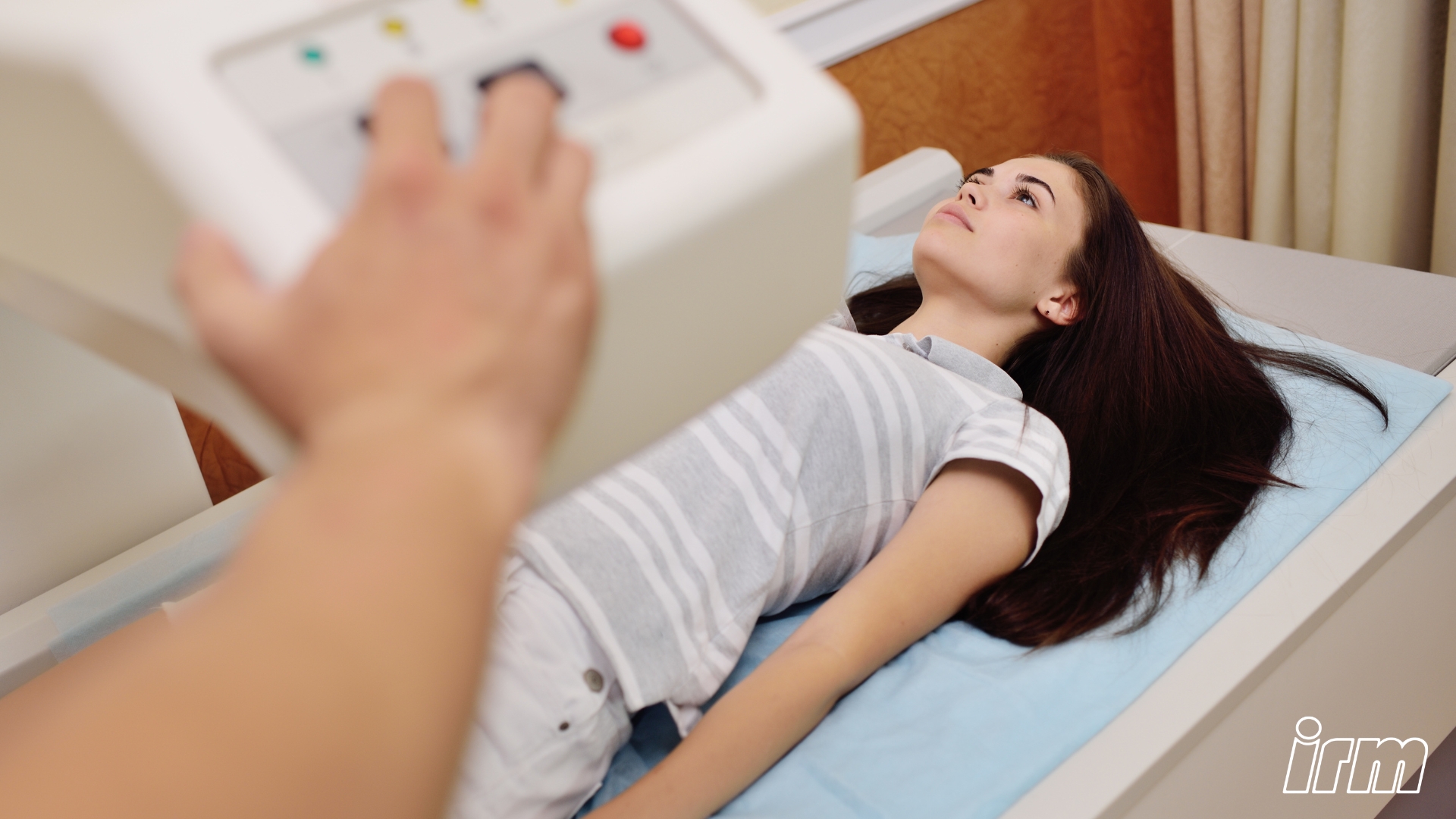 L'immagine rappresenta una ragazza che si sottopone a un controllo dal medico.