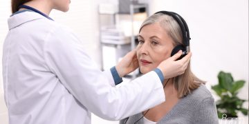 L’esame audiometrico rappresenta uno strumento diagnostico essenziale per la valutazione della funzionalità uditiva. Semplice, rapido e non invasivo, consente di individuare precocemente eventuali alterazioni e di impostare un percorso terapeutico mirato. La tutela dell’udito è parte integrante della prevenzione sanitaria: sottoporsi a controlli periodici significa proteggere una funzione fondamentale per la comunicazione, la socialità e il benessere complessivo della persona.