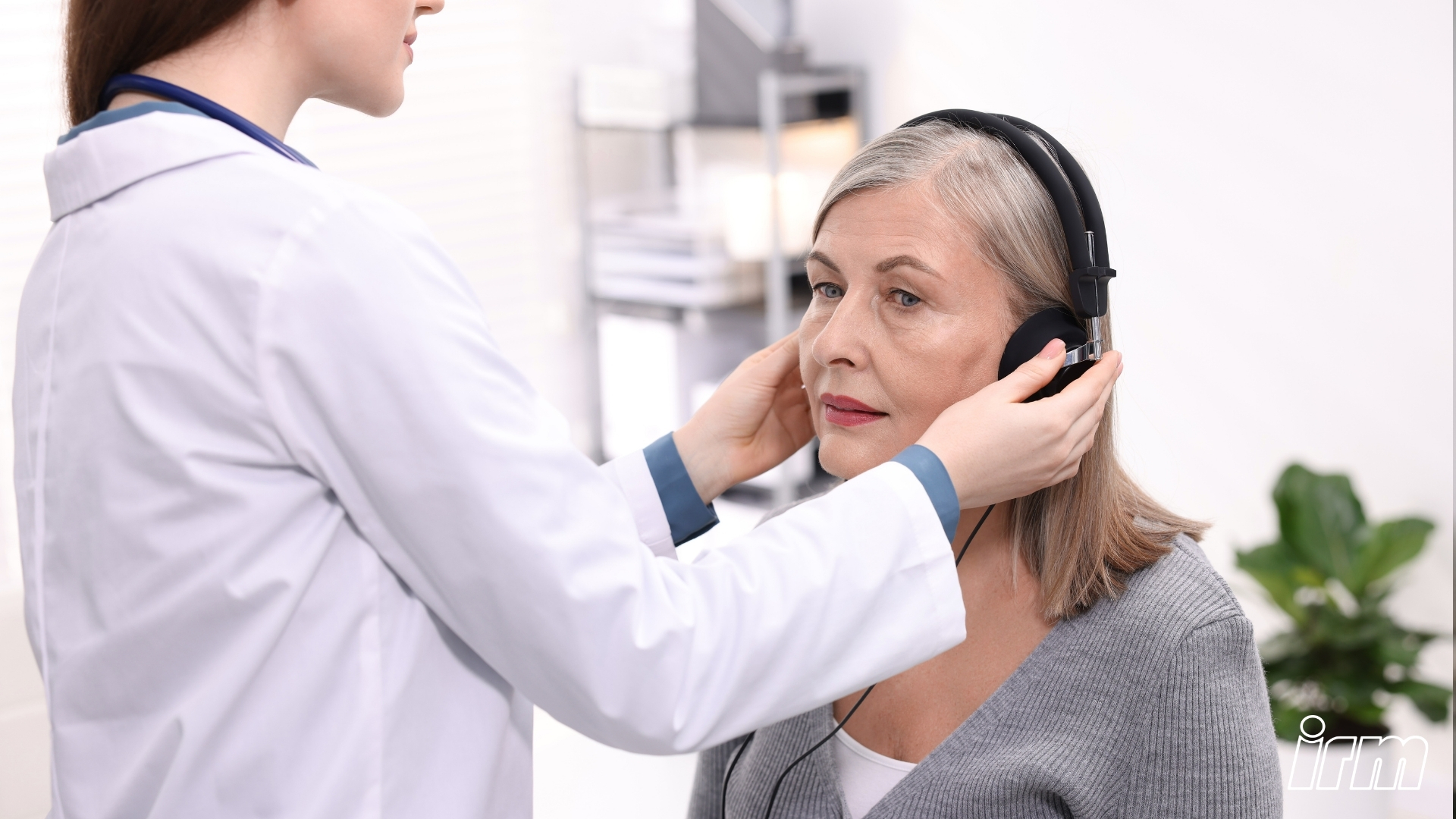 L’esame audiometrico rappresenta uno strumento diagnostico essenziale per la valutazione della funzionalità uditiva. Semplice, rapido e non invasivo, consente di individuare precocemente eventuali alterazioni e di impostare un percorso terapeutico mirato. La tutela dell’udito è parte integrante della prevenzione sanitaria: sottoporsi a controlli periodici significa proteggere una funzione fondamentale per la comunicazione, la socialità e il benessere complessivo della persona.