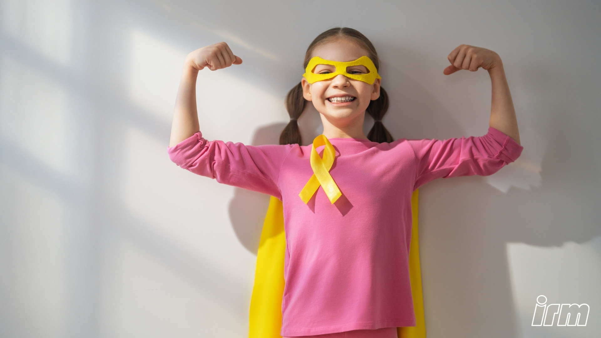 La foto rappresenta una bambina in posizione di superman.