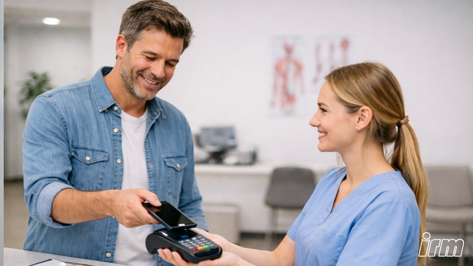 Immagine di un uomo che paga con il pos.