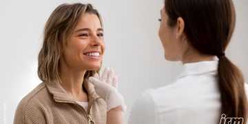Una dottoressa di medicina estetica visita la paziente.