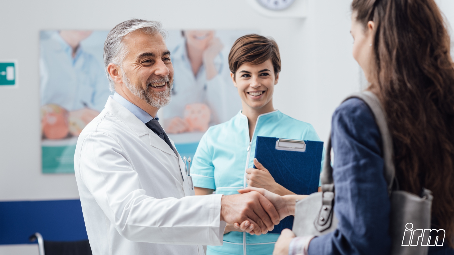 Un medico stringe la mano al paziente-