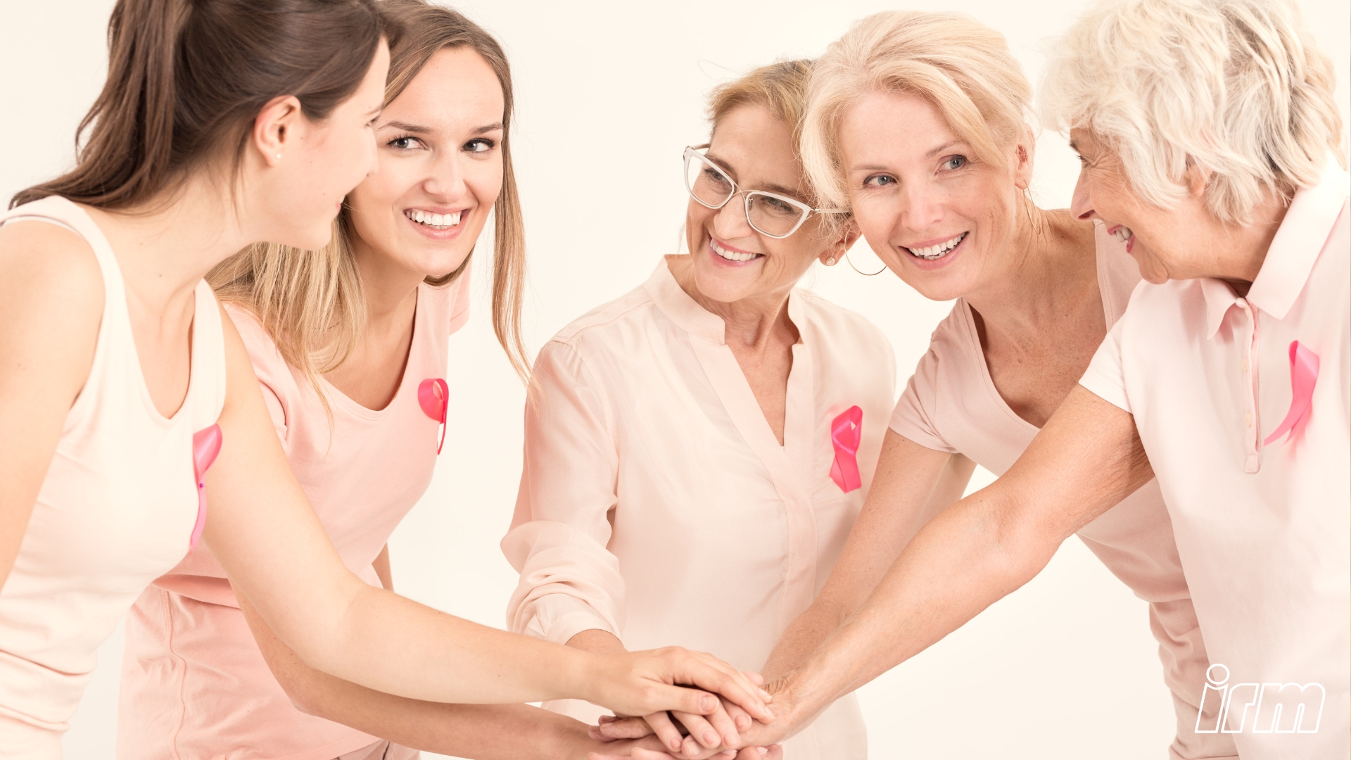 Immagine con donne che si stringono la mano.