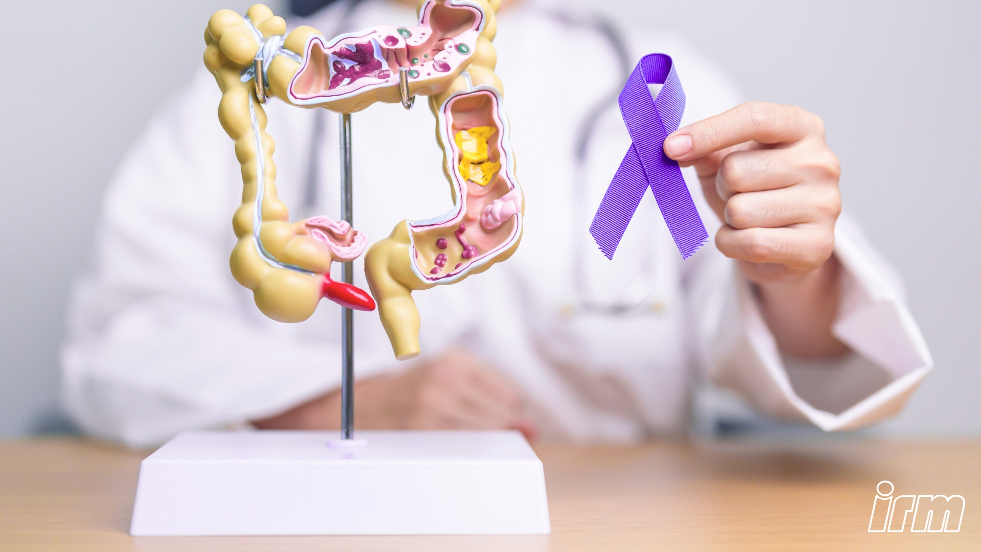 La foto rappresenta un medico che indica l'intestino.