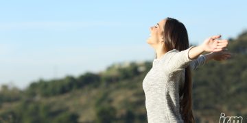 L'immagine rappresenta una ragazza che prende una boccata d'aria