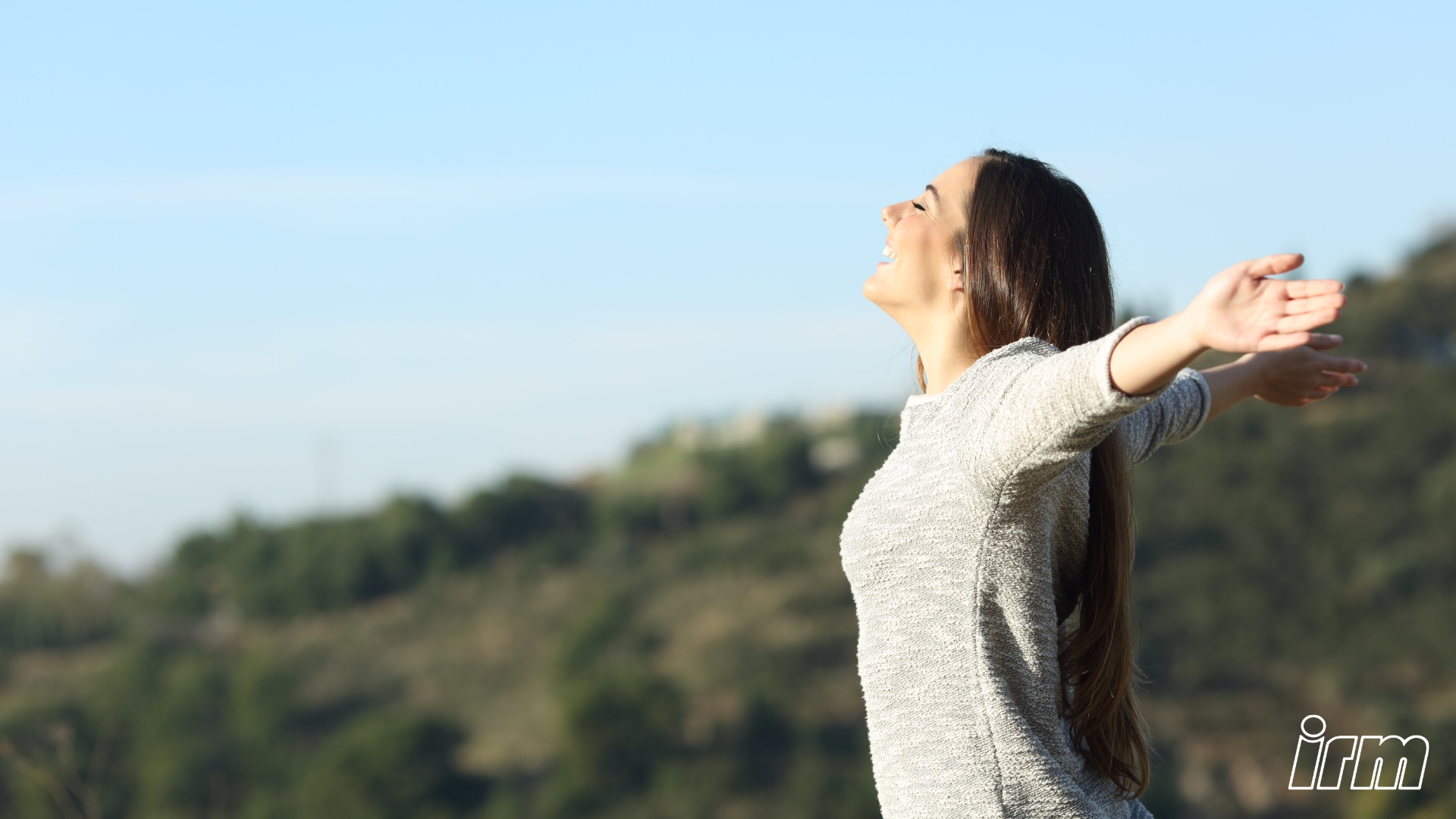 L'immagine rappresenta una ragazza che prende una boccata d'aria