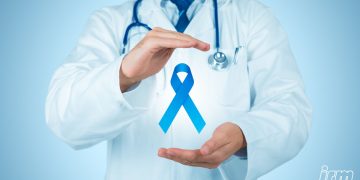 Immagine di un medico con un fiocco blu.