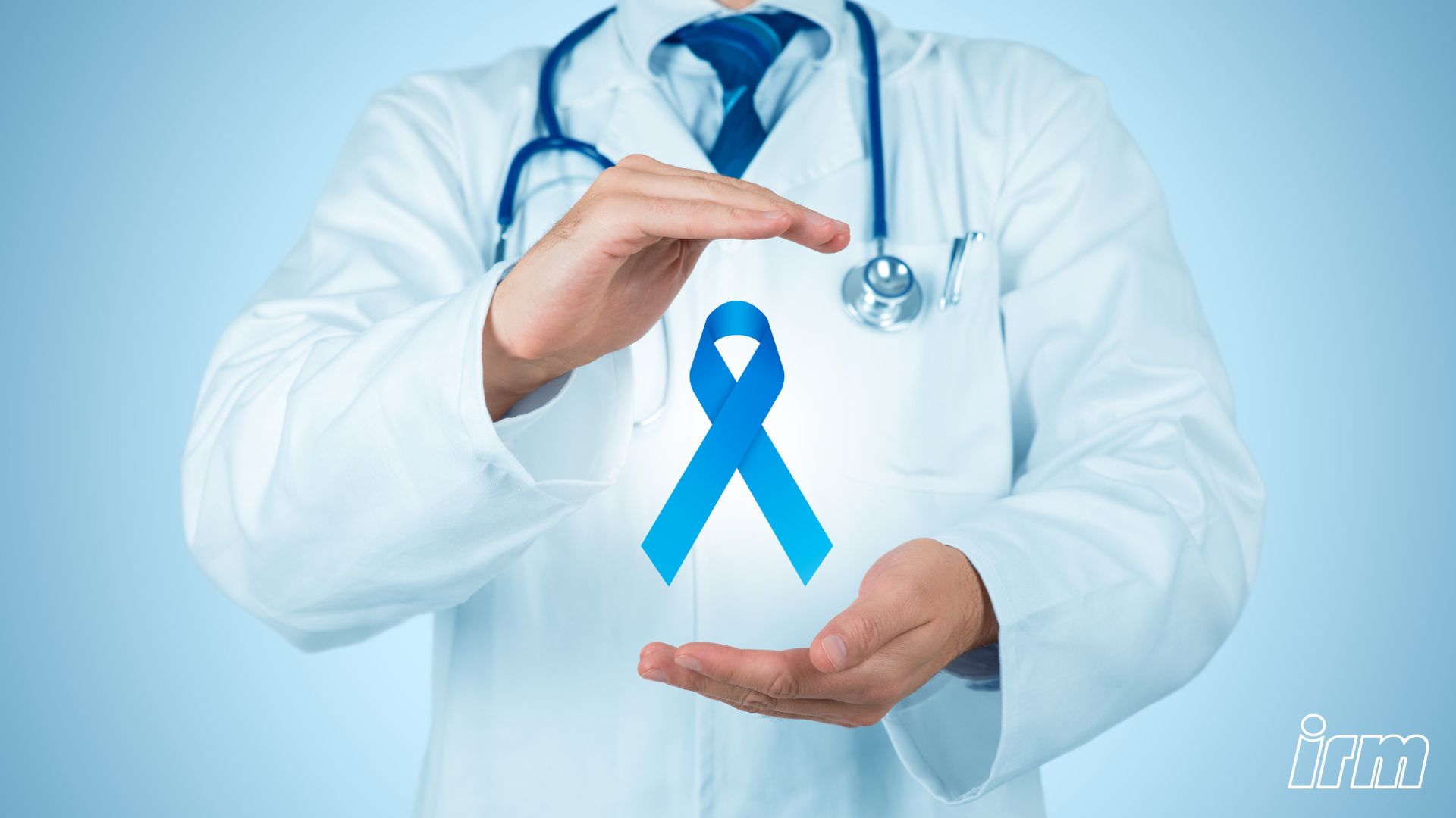 Immagine di un medico con un fiocco blu.