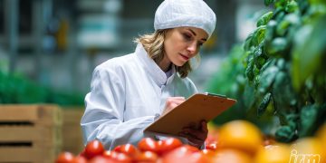 L'immagine rappresenta una donna che fa controlli sul cibo.