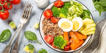 L'immagine rappresenta una tavola con insalata.