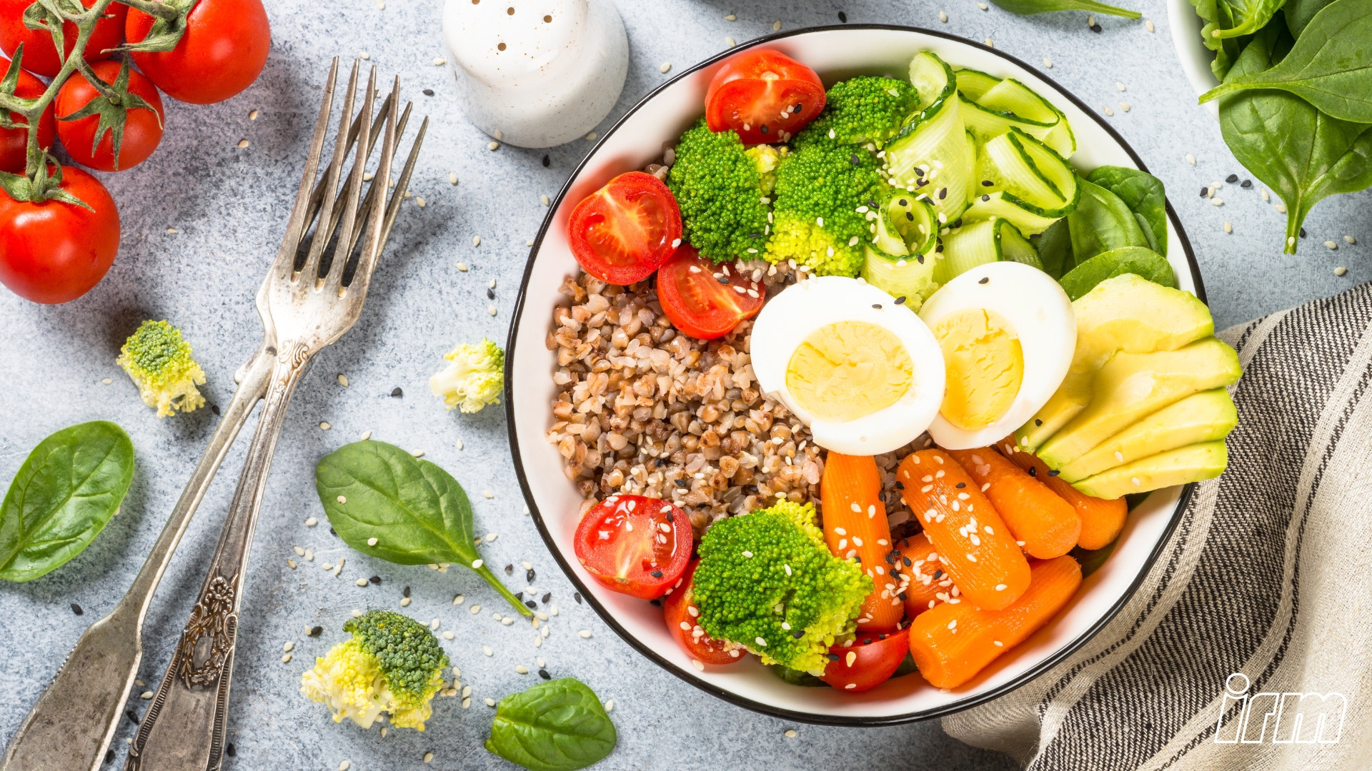 L'immagine rappresenta una tavola con insalata.