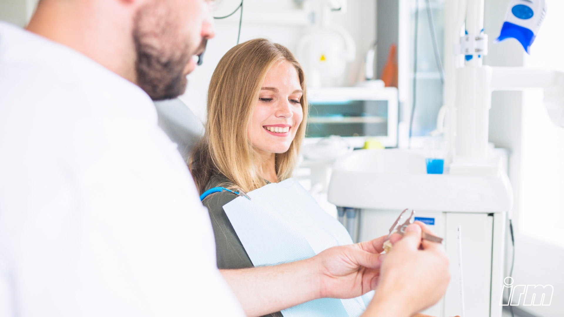 L'immagine rappresenta una ragazza in uno studio dentistico.