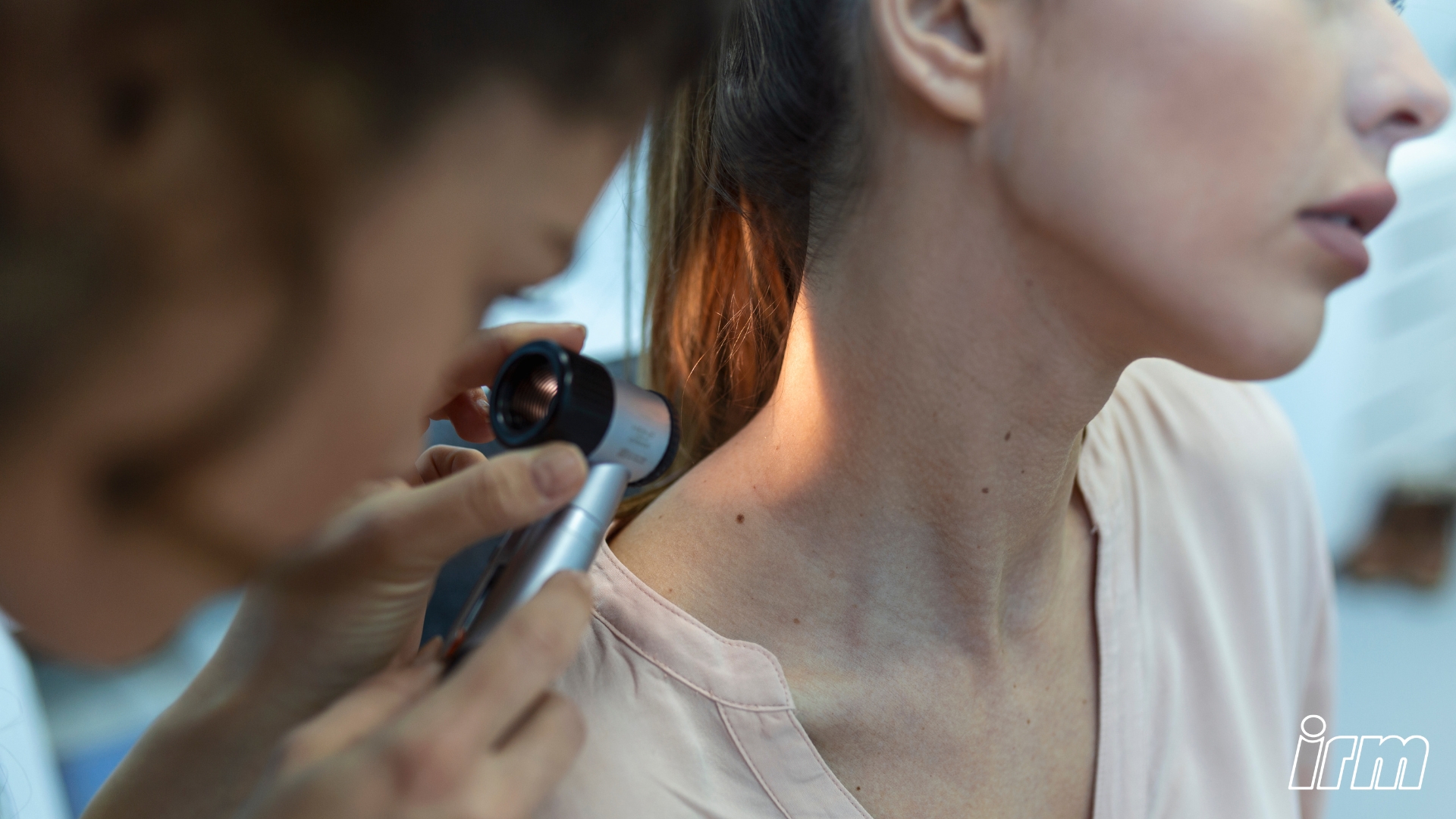 La foto rappresenta una donna che va dal medico dermatologo.
