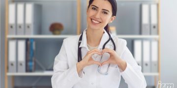 Nella foto una dottoressa fa il simbolo del cuore.