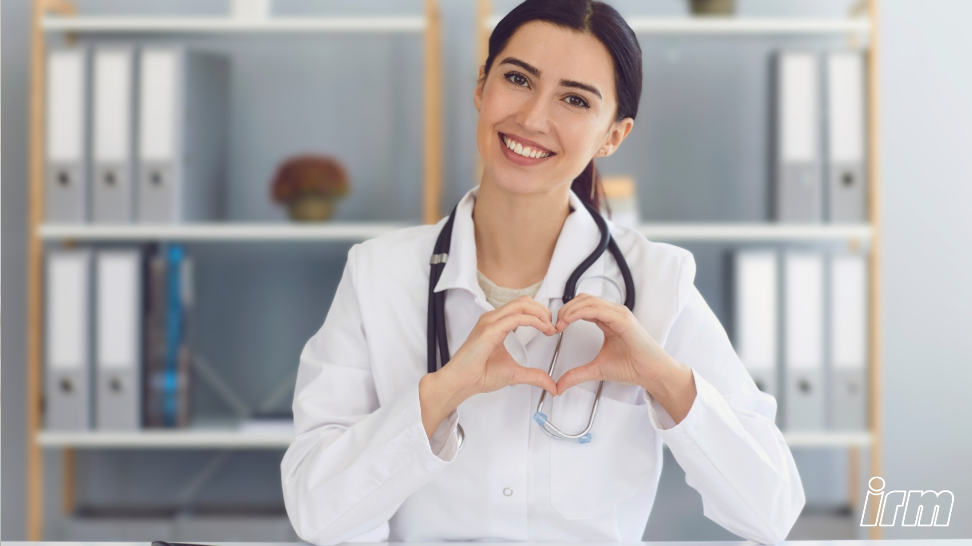 Nella foto una dottoressa fa il simbolo del cuore.