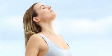 Una ragazza respira all'aria aperta.