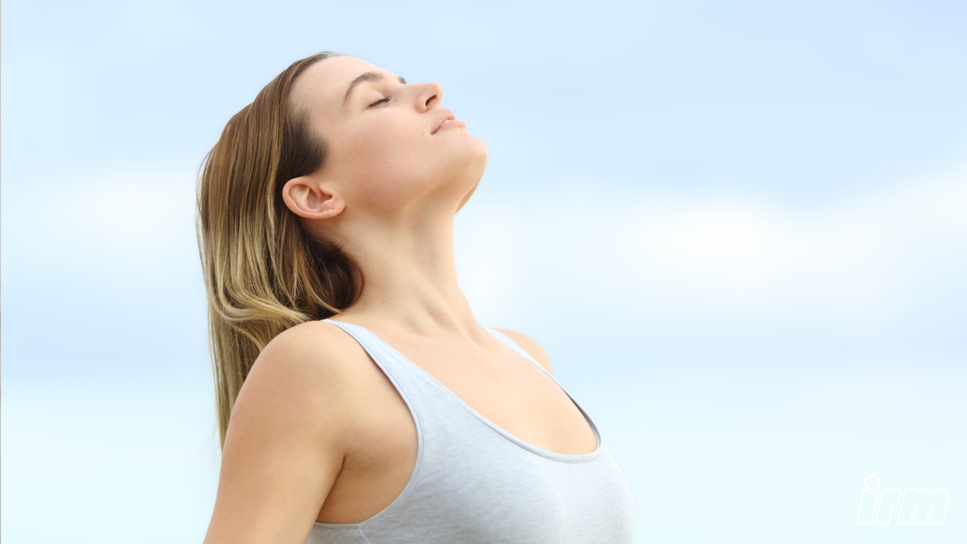 Una ragazza respira all'aria aperta.