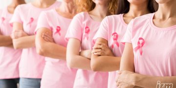 La foto contiene delle donne vestite di rosa.