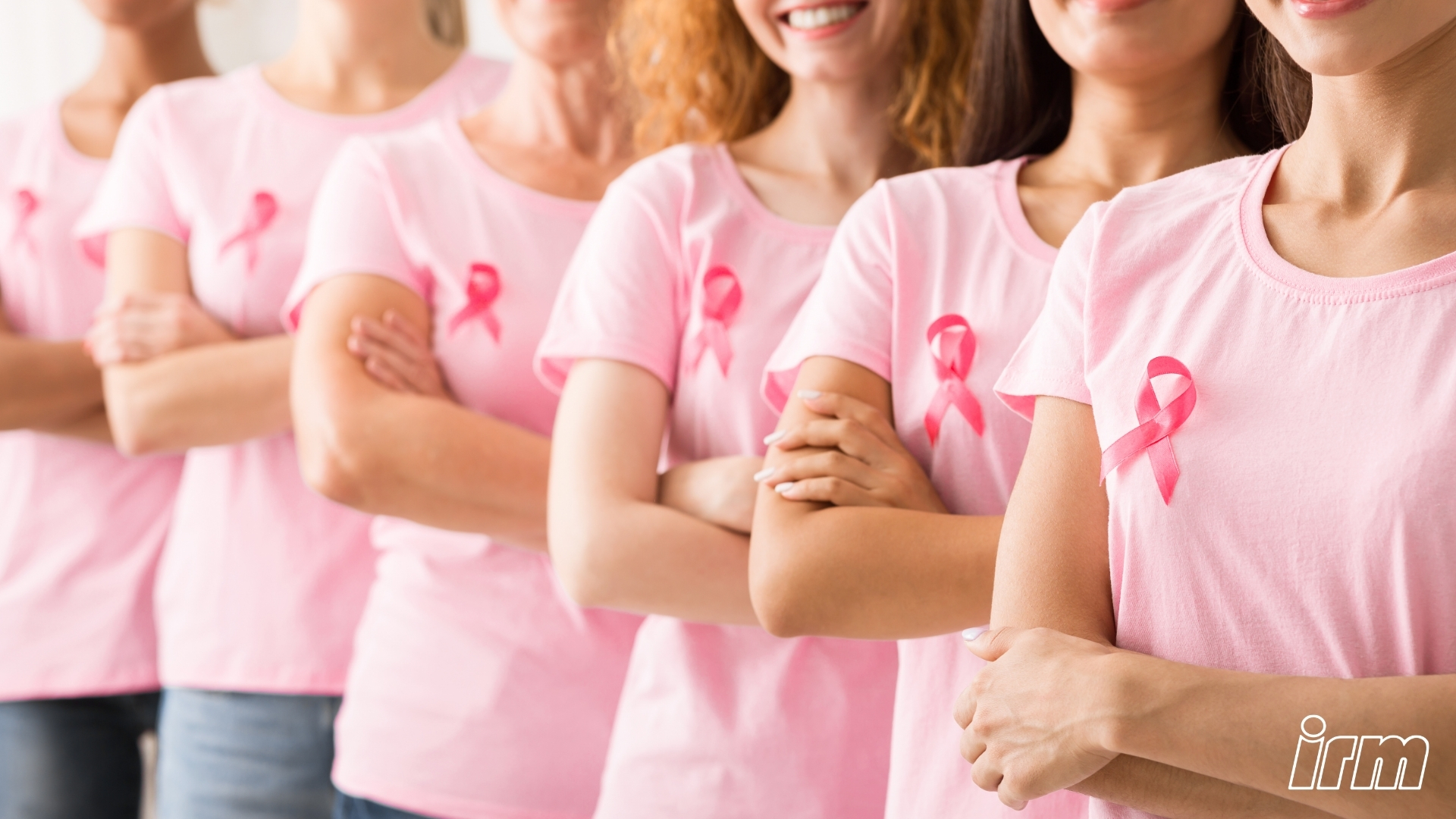 La foto contiene delle donne vestite di rosa.